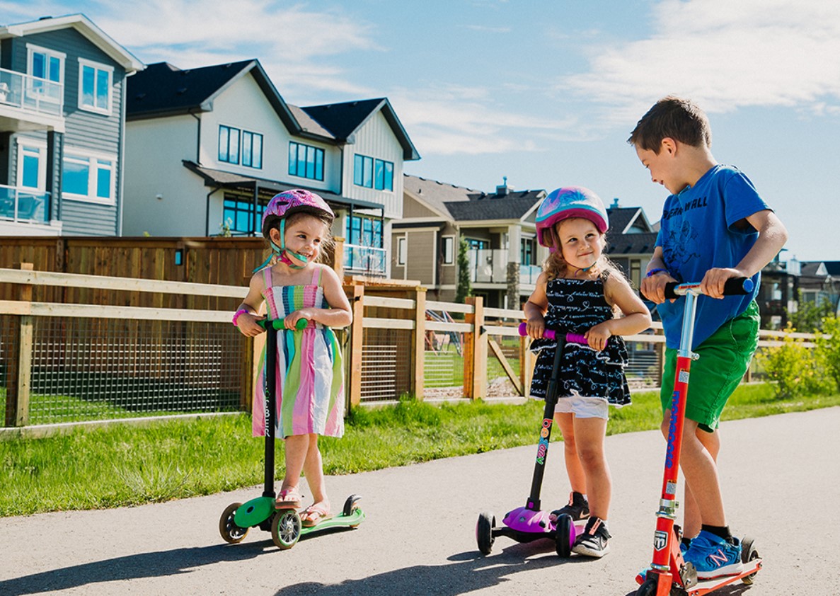 Harmony family-oriented community near Calgary - Children on pathway